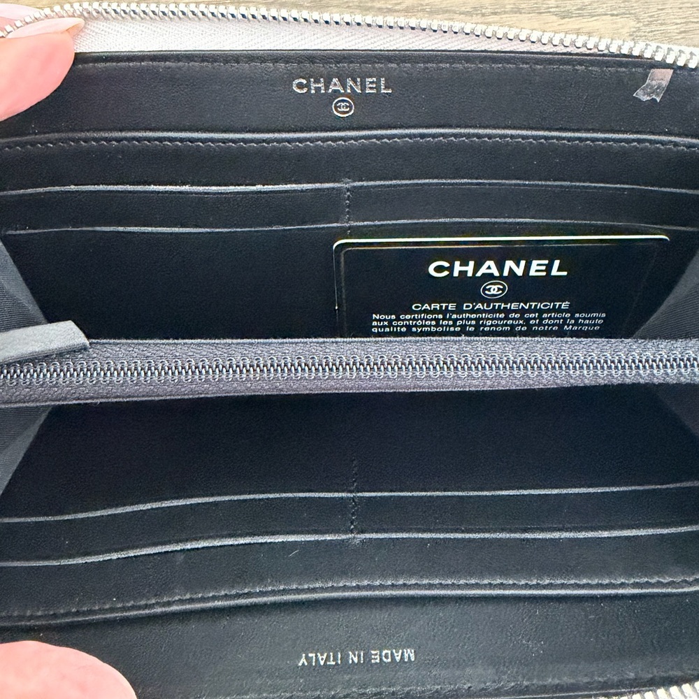 🩷🩷SOLD🩷🩷CHANEL Metallic Coco Mark Silver Wallet with Black Logo - Picture 7 of 11